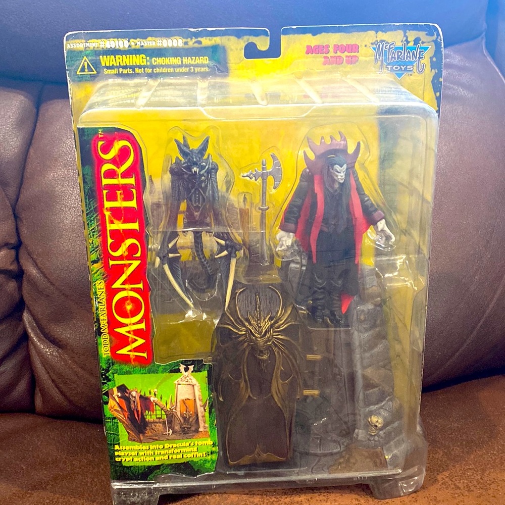 Vintage Todd McFarlane's Series 1 Monsters Dracula Playset NIP Assortment #40100